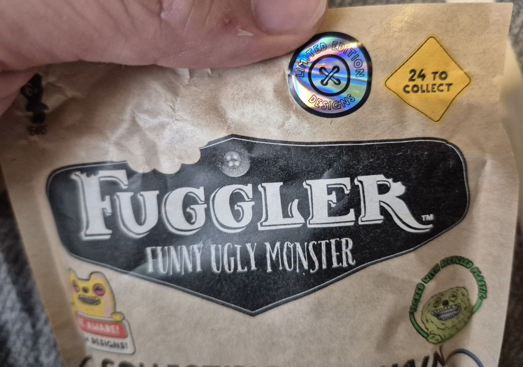 Fuggler牙寶牙齒怪搞笑醜萌怪獸收藏鎖匙扣 鑰匙圈盲盒盲袋Fuggler Collectible Keychain Blind Bag牛皮紙袋包裝24 TO COLLECT Fuggler （分類：動漫角色周邊）位於 Hong Kong。 由 jsjohnnysze 提交（商品編號 1441151117，圖片 2）。簡介： 全新未使用 只售不換 只限在炮台山站交收 or SF到付。