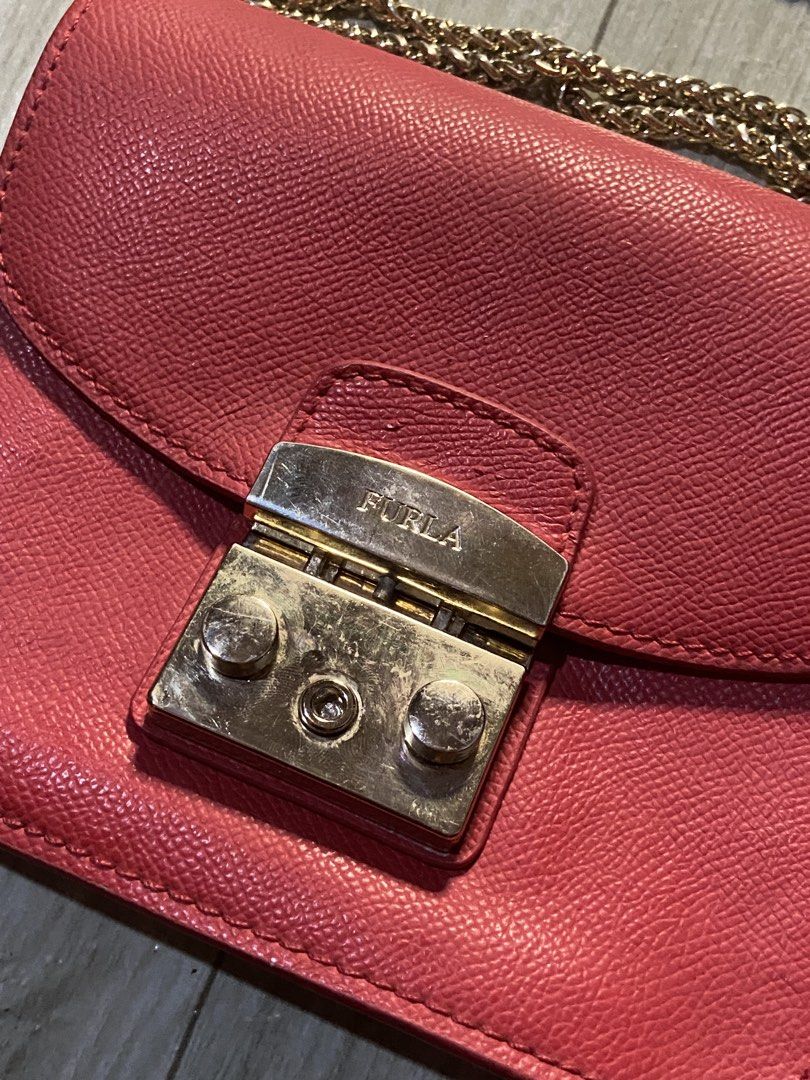 FURLA METROPOLIS RED CROSSBODY BAG (Category: Cross-body Bags) located in Naga. Submitted by luxury.mix.garments (Listing ID 1441116144, Image 2). Description: FURLA 7 INCHES WIDTH 5 INCHES LENGTH IN GOOD CONDITION NEED CLEANING,SIGN OF USE 9/10 COLOR RATE.