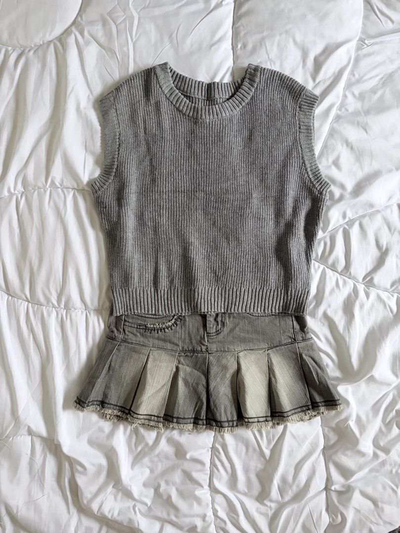 gray knitted vest (Category: Sleeveless) located in Bambang. Submitted by gigisells_ (Listing ID 1441026894, Image 1). Description: m-l oversized fit.