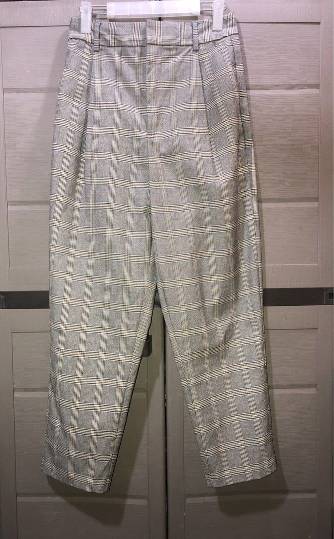 GU by Uniqlo Tapered Pants (Category: Other Bottoms) located in Cebu City. Submitted by jiselle_fecollection (Listing ID 1441038507, Image 2). Description: -size: M -can fit 26-30 waistline -2 side pockets -tapered pants -high rise -L-36 -elastic waist (back).