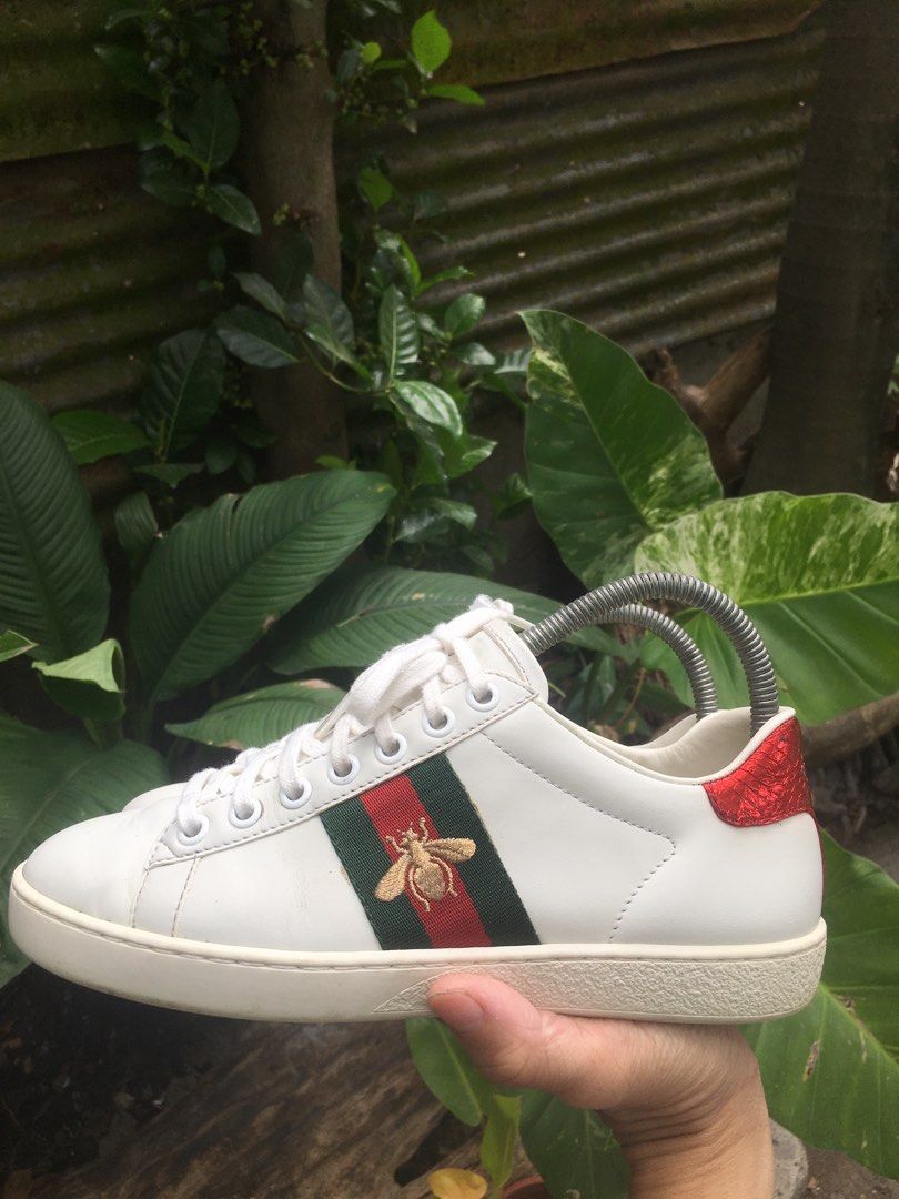 Gucci Ace Bee Sneakers White Red Green (Category: Sneakers) located in Talisay. Submitted by unscreamys07 (Listing ID 1440961623, Image 2). Description: Gucci Ace Bee White Leather Sneakers 📍: TALISAY CITY, NEGROS OCCIDENTAL, PH 🇵🇭 🚛: J&T OR FLASH EXPRESS/LBC/PICK UP/. DROP OFF BELLA 🎫: GCASH (PAYMENT FIRST) •Very Good Condition •Size: 36 •9/10 Color Rate •Ready To Wear .