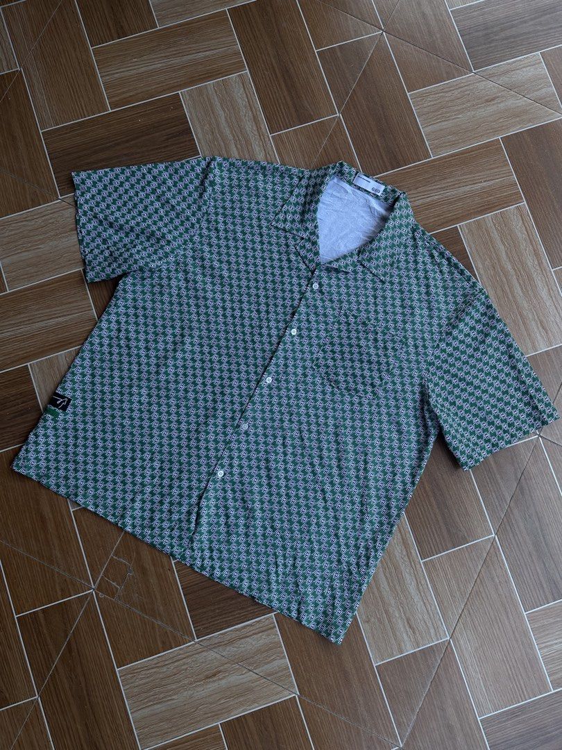 GXG Green Geometric Pattern Short Sleeve Button Up Shirt (Category: Tshirts & Polo Shirts ) located in Davao. Submitted by kurttyyo (Listing ID 1440997973, Image 1). Description: - Cool green shirt by GXG - Features a geometric pattern - Tiger graphic and text on the back - Short sleeves - Button-up front - Pocket on the left chest - Refer to label for care instructions GXG XL | 27 x 30.5 Excellent no issues 850.