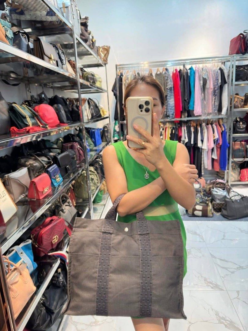 Hermes Herline Handbag Authentic💯💯 (Category: Luxury Bags & Wallets) located in Davao. Submitted by preloveditems21davao (Listing ID 1441015681, Image 3). Description: Medium size Can fit laptop 💻 & A4 folder With generic dustbag .