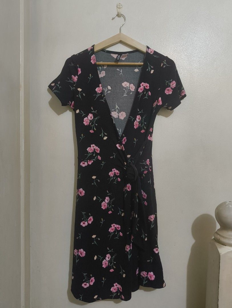H&M Floral Wrap Dress (Category: Dresses) located in Quezon City. Submitted by afteruse (Listing ID 1440972357, Image 1). Description: - Used 2-3x. - Pilling (himulmol) visible but can be fixed with a razor/fabric shaver.