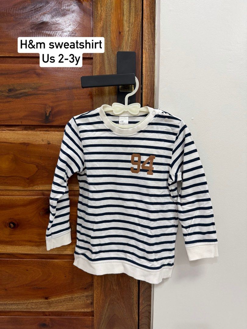 H&M Striped Sweatshirt US 2-3Y (Category: Babies & Kids Fashion) located in Pasig City. Submitted by abbbbbbbi (Listing ID 1441084484, Image 1). Description: - Adorable H&M sweatshirt for kids - Classic navy and white stripes - Features a cool brown '94' graphic on the front - Ideal for everyday casual wear - Size: US 2-3 years.