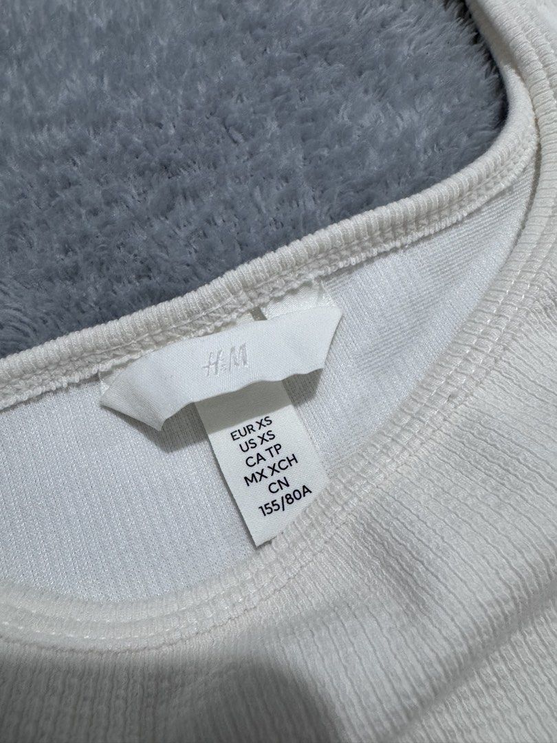 H&M Textured Ribbed Tank Top XS (Category: Sleeveless) located in Binan City. Submitted by ynabliss (Listing ID 1441073450, Image 2). Description: - H&M tank top - Textured ribbed material - Basic staple piece - Easy to layer or wear on its own - Size XS.