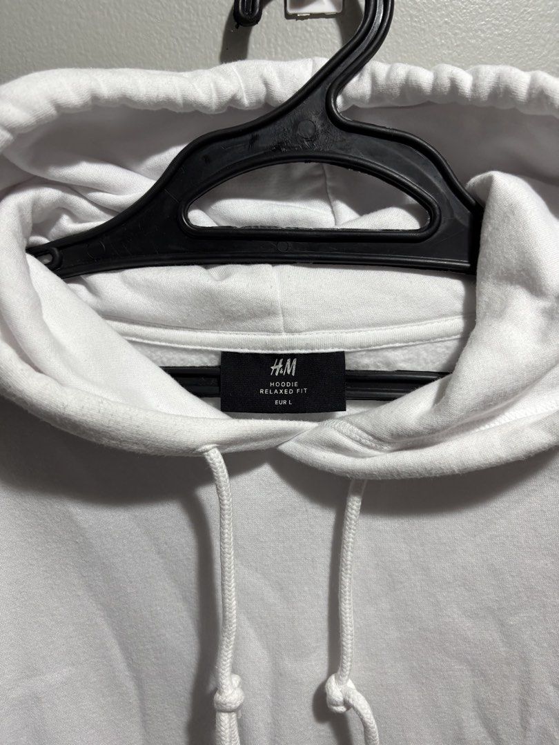 H&M white hooded sweatshirt (Category: Coats, Jackets and Outerwear) located in Manila. Submitted by jdstrll (Listing ID 1441058927, Image 2). Description: H&M white hooded sweatshirt “Fixed price” -Location: Karuhatan Valenzuela City Mode of Delivery: Ship via lalamove and J&T/Pick up -Buyer should be shoulder Shipping fee -Feel free to check out my account for more fashion items. -All items are sanitized. Flexible payment options. Pm me for inq