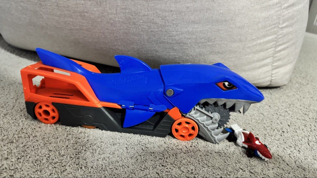 Hotwheels (Category: Vehicle & Diecast Models) located in Pasir Gudang. Submitted by azu_maa (Listing ID 1441007162, Image 3). Description: - Original Toys R Us - anak jarang main - condition 8/10 - boleh chat untuk harga toys - No fussy & joy buyer - No payment thru carousell.