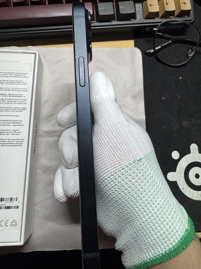 iPhone 14 Plus (Category: iPhone 14 Series) located in Manila. Submitted by kidans (Listing ID 1441111828, Image 3). Description: Screen protected and cased since day 1. Open line and with original box. 75% battery health .