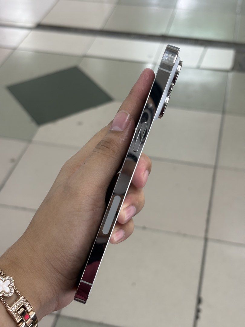 iPhone 14 Pro Max 256GB Factory Unlock No Issue Secondhand (ESIM) (Category: iPhone 14 Series) located in Pasig City. Submitted by FarAndRayShop (Listing ID 1440993039, Image 3). Description: OPEN FOR SWAP/SELLING/BUYING (RFS: Buy and Sell) Price: 30,499 iPhone 14 Pro Max 256GB •FACTORY UNLOCK(ESIM) •NO HIDDEN ISSUES •TEST TO SAWA •Authentic Phone Physical store in Greenhills Shopping Center XD-07 Stall Number Look For Rayray Or Anika NO CASH INS