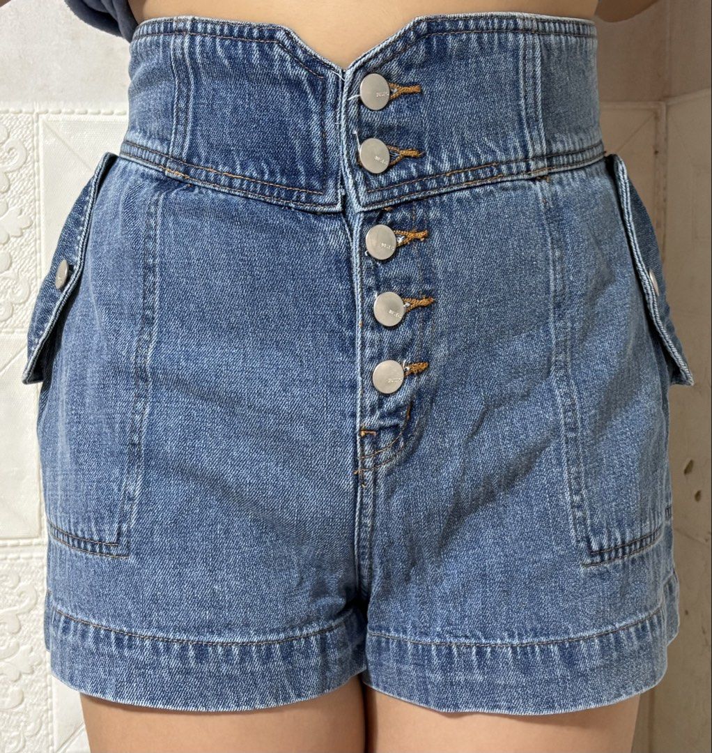 Just G highwaist denim short (Category: Shorts) located in Rizal. Submitted by llaayy_ (Listing ID 1441137953, Image 1). Description: Just G highwaist denim short Size 27 Used once.