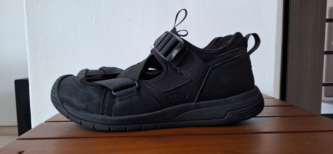 KEEN Black Sandals Shoes (Category: Casual shoes) located in Singapore. Submitted by shong886 (Listing ID 1441001536, Image 2). Description: - KEEN black water sandals - Adjustable straps - Suitable for outdoor activities or casual wear - Comfortable and durable - size US8.5 - bought from japan.