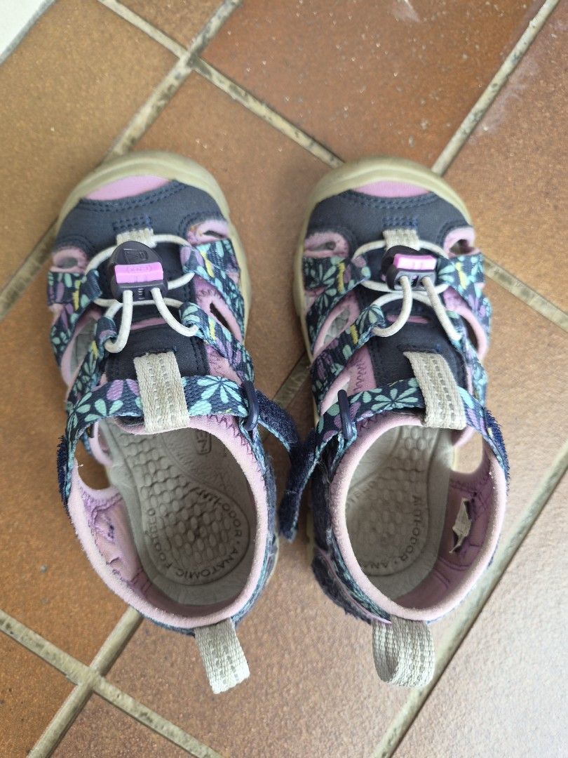 Keen Kids Sandals US 10 Toddler Floral (Category: Babies & Kids Fashion) located in Singapore. Submitted by reachjess (Listing ID 1440984876, Image 1). Description: - Toddler Keen Sandals - Size: 10 US / 27 EU - Color: Navy Blue with Floral Pattern - Closure: Hook and Loop (easy to put on/take off) - Features: Good sole grip for stability - Ideal for: Outdoor play and adventures.