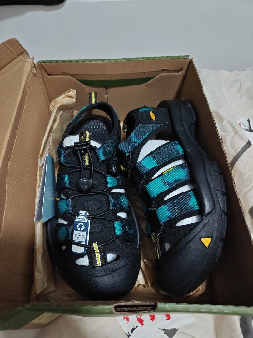 Free delivery Keen jasper 2 Sandals - Black/Green - New (Category: Sandals) located in Singapore. Submitted by nata_finds_sg (Listing ID 1434819521, Image 1). Description: - Brand new Keen Newport H2 sandals - Black and green colourway - Comes with original tags and box - Perfect for outdoor activities and casual wear - Durable and comfortable design.