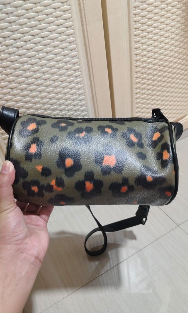 Kenzo (Category: Luxury Bags & Wallets) located in Antipolo. Submitted by jaolshoppe23 (Listing ID 1441023307, Image 3). Description: kenzo small dufflebag.