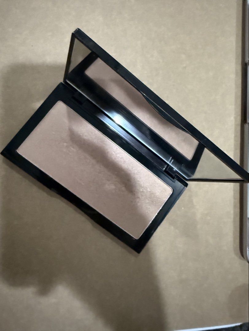 Kevyn Aucoin Powder Highlighter (Category: Makeup) located in San Juan City. Submitted by helpmesellmyclothes__16 (Listing ID 1441058259, Image 1). Description: - Barely barely used this - Kevyn Aucoin Neo Highlighter in Sahara Golden Rose Glow - Retails for like 2000 ++ - 21 g of highlighter product, very big palette - RFS: just really have too much make up .