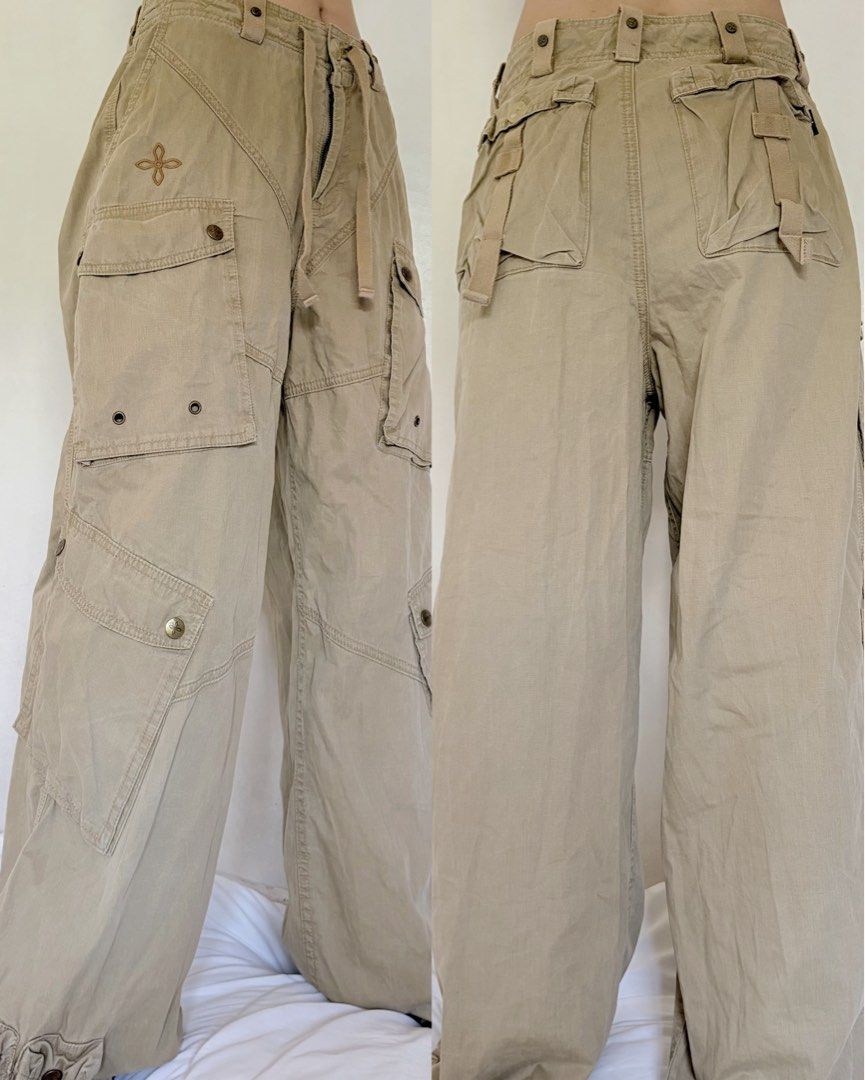Khaki Baggy Cargo Pants (Category: Other Bottoms) located in Bambang. Submitted by gigisells_ (Listing ID 1441028407, Image 3). Description: size 30 rise 12” length 39”.