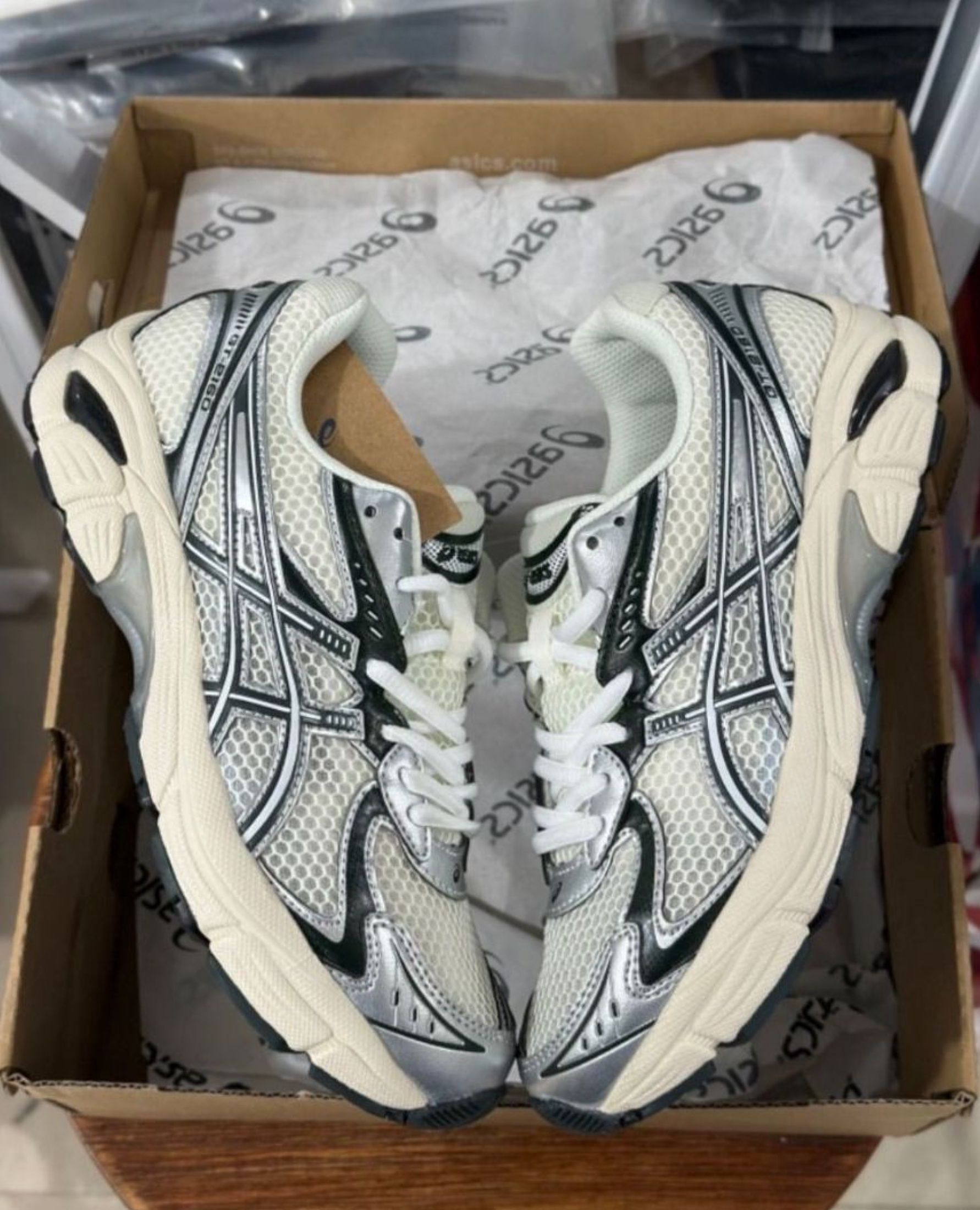 KITH x Asics GT-2160 Fabric Running Shoes Grey (Category: Sneakers) located in Singapore. Submitted by ttzenfiredx (Listing ID 1441038377, Image 2). Description: 📦 Product Details Brand: Asics Name: KITH x Asics GT-2160 Fabric Running Shoes Grey Condition: Brand New 🚚 How It Works Order → ~3 days photo confirmation → Ship via J&T/Ninja Van Free shipping included! Tracking number provided + regular updates 💰 Cash on Delivery (pay when you recei