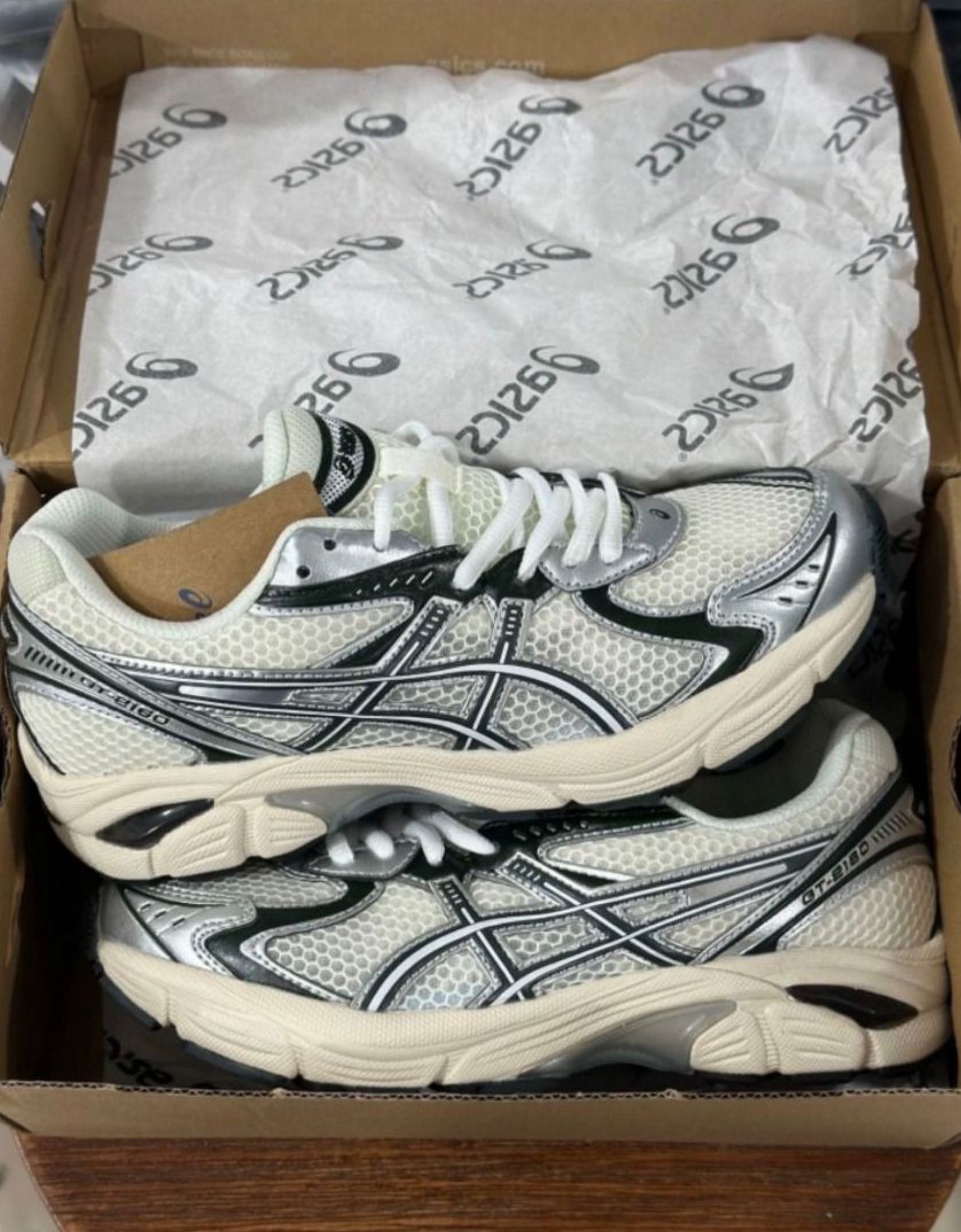 KITH x Asics GT-2160 Fabric Running Shoes Grey (Category: Sneakers) located in Singapore. Submitted by ttzenfiredx (Listing ID 1441038377, Image 1). Description: 📦 Product Details Brand: Asics Name: KITH x Asics GT-2160 Fabric Running Shoes Grey Condition: Brand New 🚚 How It Works Order → ~3 days photo confirmation → Ship via J&T/Ninja Van Free shipping included! Tracking number provided + regular updates 💰 Cash on Delivery (pay when you recei
