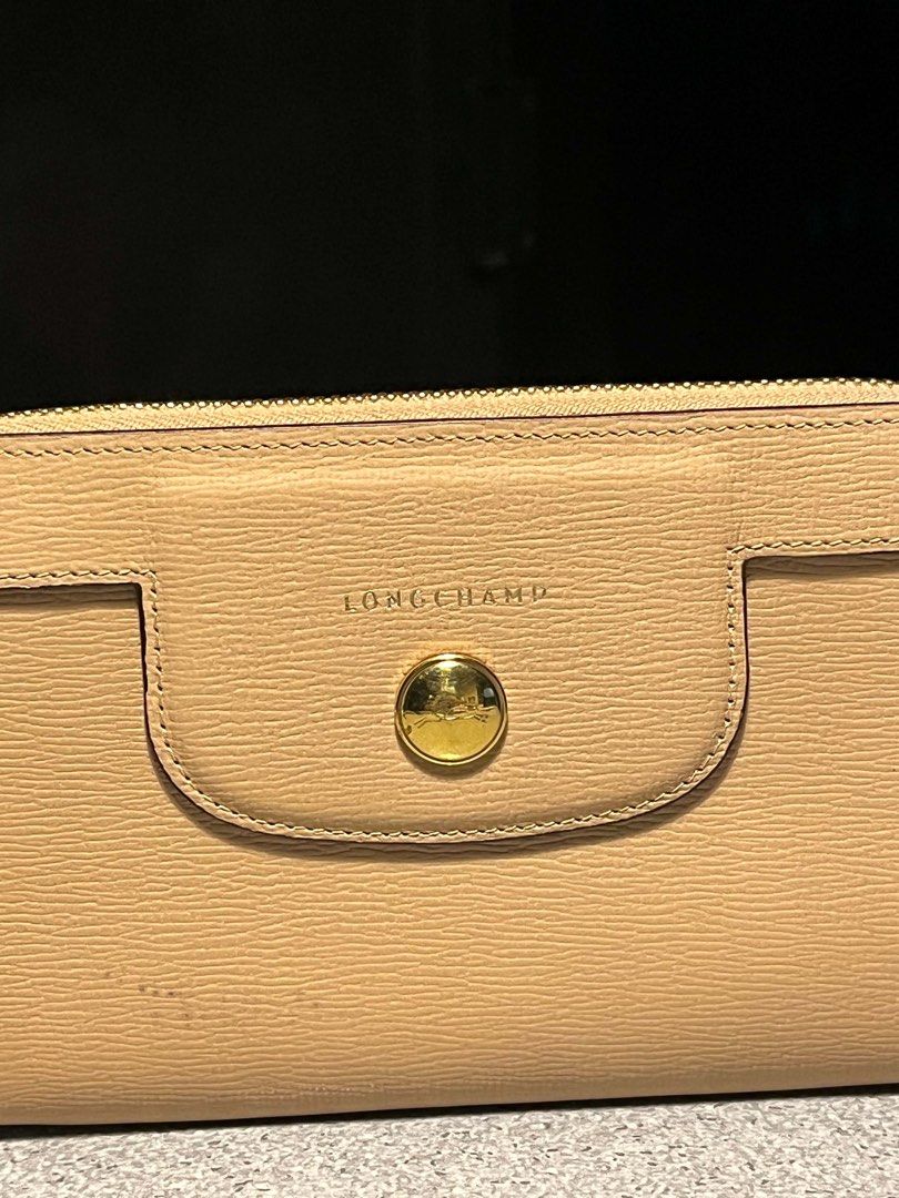 Longcham medium wallet (Category: Wallets & Card holders) located in Bulacan. Submitted by everythinggood26 (Listing ID 1441125660, Image 2). Description: .