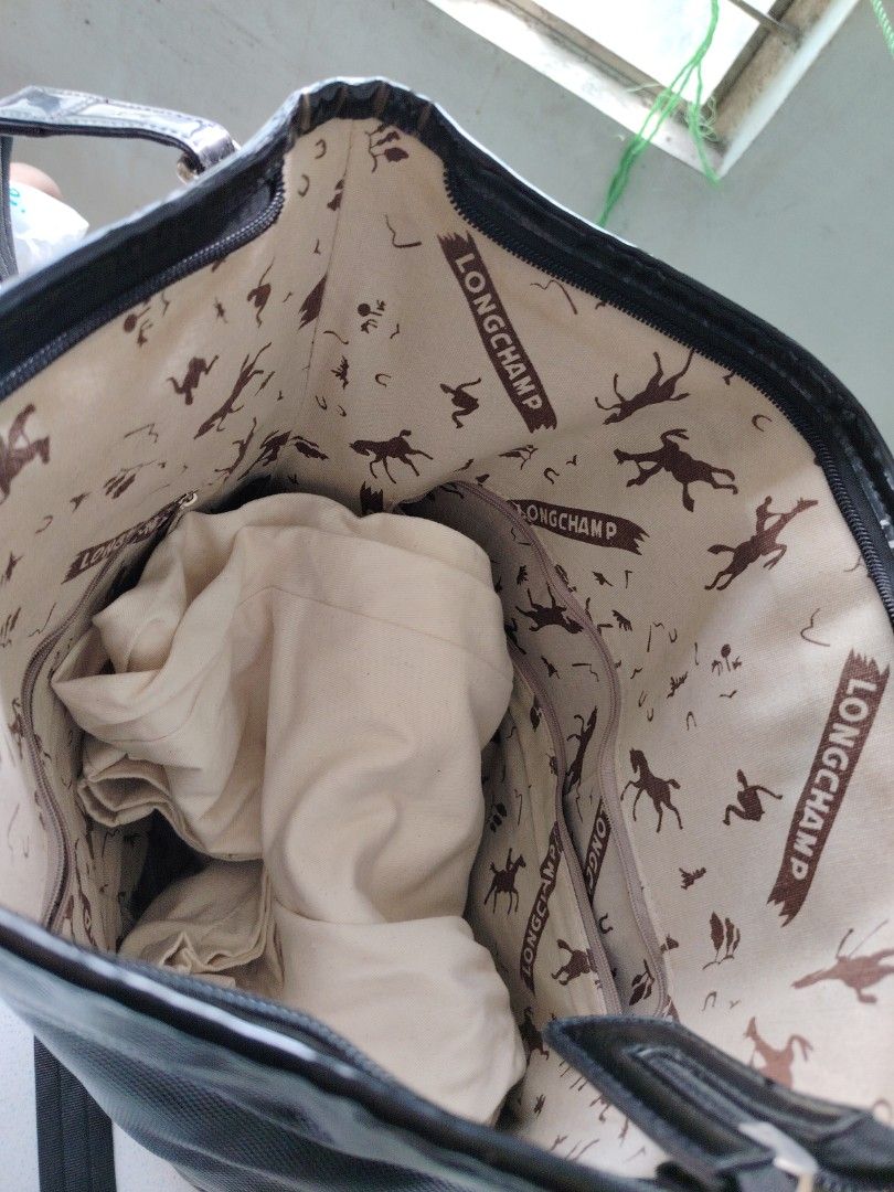 Longchamp Black Textured Leather Bucket Bag (Category: Cross-body Bags) located in Taguig. Submitted by roxie0419 (Listing ID 1440957122, Image 2). Description: - Black Longchamp Bucket Bag - Textured Leather Exterior - Adjustable Strap with Buckle Detail - Interior with Stylish Patterned Lining - Ideal Size for Daily Essentials - Meticulously Clean Inside and Out - Honest issue may mark ng punit pro kaya irepair. See last pic for reference. Over