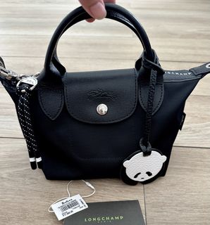 (Category: ) located in . Submitted by kluxuryshop (Listing ID 1441013543, Image 1). Description: .