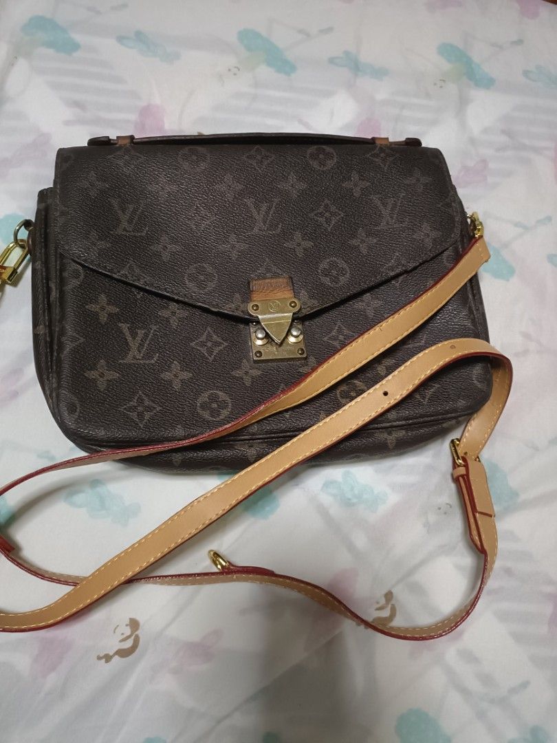 Louis Vuitton (Category: Luxury Bags & Wallets) located in Santa Rosa. Submitted by babylen11 (Listing ID 1440968827, Image 2). Description: Louis Vuitton pochet Metis monogram change sling. vintage.