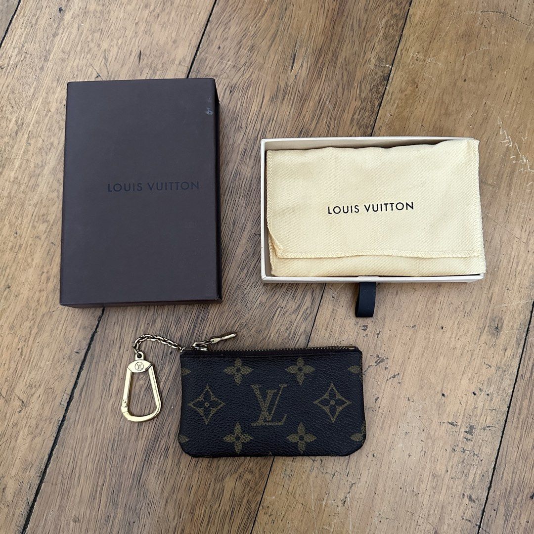 Louis Vuitton Vintage Key Cles / Key Pouch (Category: Luxury Bags & Wallets) located in Antipolo. Submitted by thriftmanilaxx (Listing ID 1440973877, Image 1). Description: AUTHENTIC VINTAGE LV KEY CLES - Made in Spain (2010 as per serial) - No pic of serial code because ang hirap talaga haha but it's CA0010 Honest condition 7/10 for a vintage piece - Vibrant exterior deep brown color - Print not faded - Still has that canvas sheen - Hardware tar