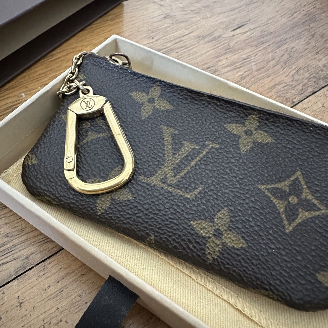 Louis Vuitton Vintage Key Cles / Key Pouch (Category: Luxury Bags & Wallets) located in Antipolo. Submitted by thriftmanilaxx (Listing ID 1440973877, Image 2). Description: AUTHENTIC VINTAGE LV KEY CLES - Made in Spain (2010 as per serial) - No pic of serial code because ang hirap talaga haha but it's CA0010 Honest condition 7/10 for a vintage piece - Vibrant exterior deep brown color - Print not faded - Still has that canvas sheen - Hardware tar