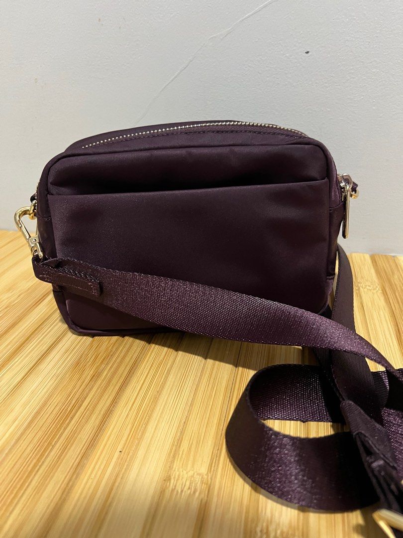 Lulu Everywhere Crossbody Bag 2L (Category: Cross-body Bags) located in Quezon City. Submitted by ex-box (Listing ID 1441114259, Image 3). Description: ORIGINAL / AUTHENTIC LULULEMON EVERYWHERE CROSSBODY BAG 2L *METAL HARDWARE (gold) Color: Black Plum/Gold Bought in US Original Price ₱5,100 / $84 (incl. tax).