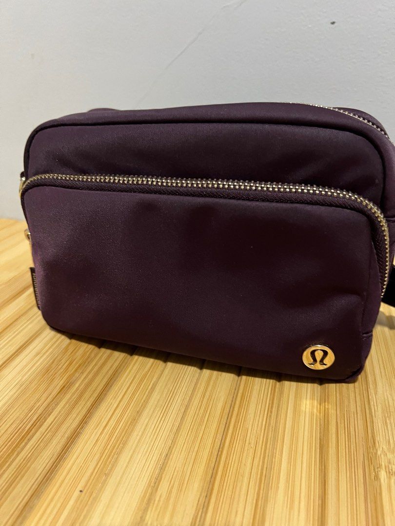 Lulu Everywhere Crossbody Bag 2L (Category: Cross-body Bags) located in Quezon City. Submitted by ex-box (Listing ID 1441114259, Image 2). Description: ORIGINAL / AUTHENTIC LULULEMON EVERYWHERE CROSSBODY BAG 2L *METAL HARDWARE (gold) Color: Black Plum/Gold Bought in US Original Price ₱5,100 / $84 (incl. tax).