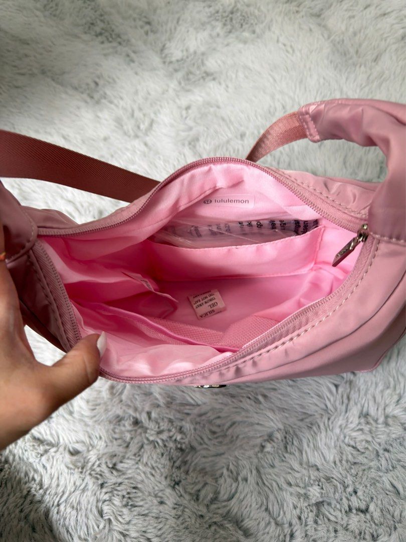 Lululemon Shoulder Bag (Category: Everything Else Others) located in Candelaria. Submitted by pinkykeenshop (Listing ID 1441054841, Image 3). Description: .