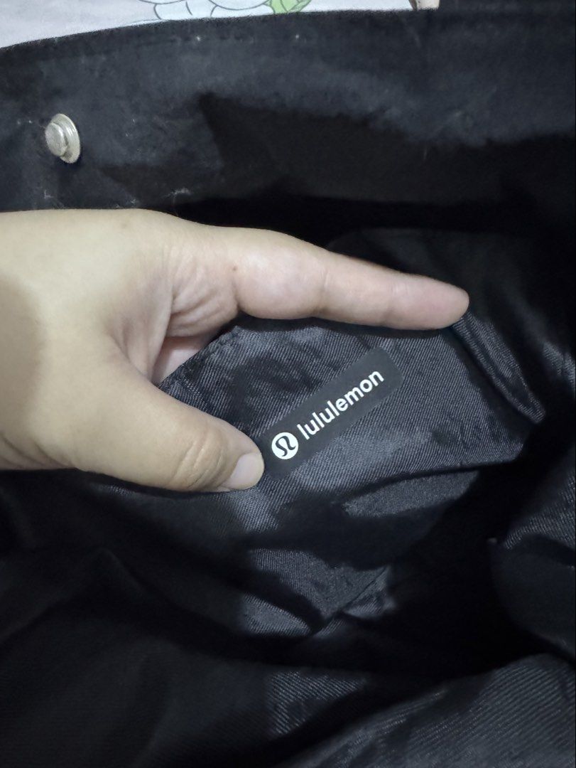 Lululemon tote bag (Category: Purses & Pouches) located in Binan City. Submitted by pinkducckk (Listing ID 1440952032, Image 2). Description: Not og 20L .