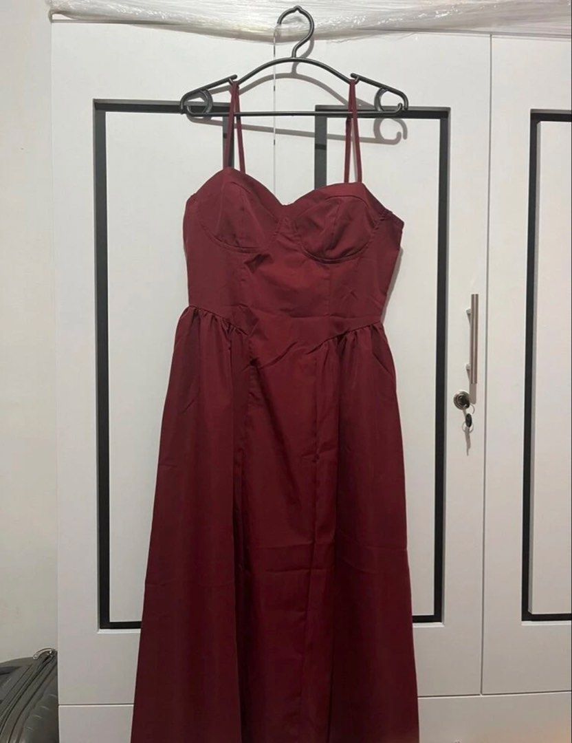 Maroon Corset Bustier Maxi Dress (Category: Dresses) located in Manila. Submitted by reiiberry (Listing ID 1440963108, Image 2). Description: - Beautiful maroon maxi dress - Corset-style bustier top - Flowing skirt - Adjustable spaghetti straps - Ideal for formal events or parties - Comfortable and chic design - Flattering fit.