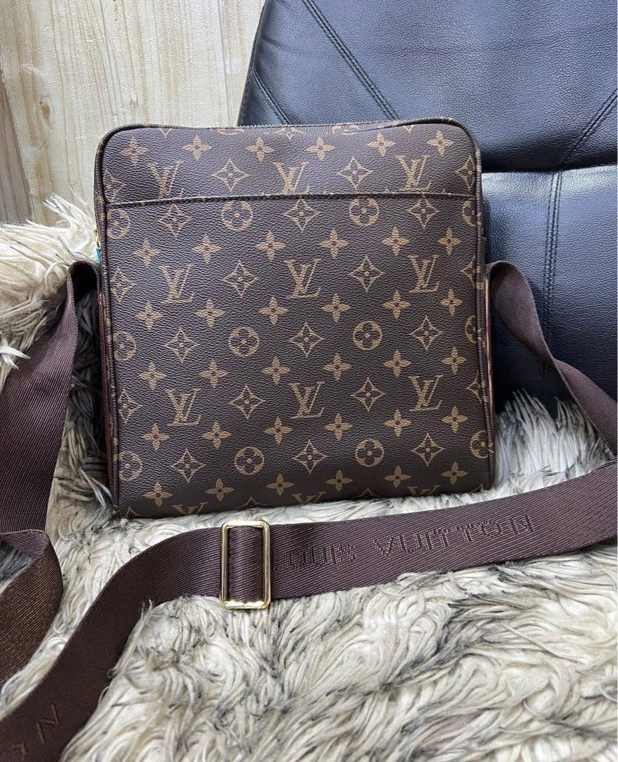 MENS SLING (Category: Luxury Bags & Wallets) located in Davao. Submitted by cleorodin68014 (Listing ID 1440989568, Image 3). Description: Preloved sling for men Perfect pang gifts or everyday used malinis pa No issue Japan item .