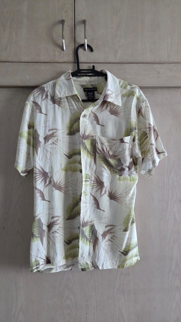 Men's Tropical Print Button-Up Shirt (Category: Tshirts & Polo Shirts ) located in Quezon City. Submitted by mengdg (Listing ID 1441121084, Image 1). Description: Lightweight button-up shirt with a tropical leaf and bird print. Great for casual wear or beach. In very good condition. DM for more questions. Item negotiable (especially) if buying more than one from me. Item is in Commonwealth QC area, Metro Manila. Can arrange possible meet-ups or p
