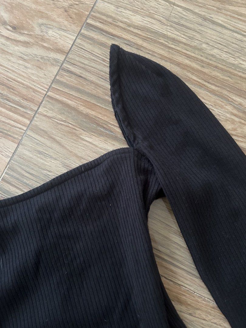 Meshki Black Long Sleeves Squareneck Bodysuit (Category: Others Tops) located in Quezon City. Submitted by the__blanc (Listing ID 1441080566, Image 3). Description: .