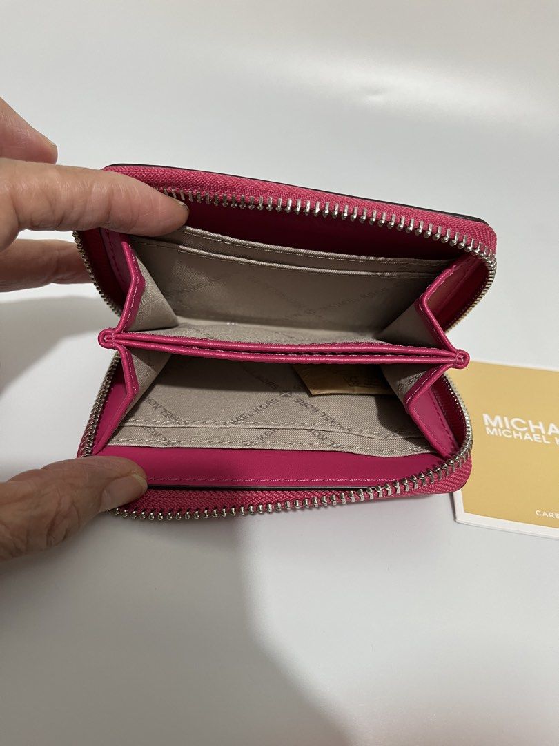 Michael Kors Card Case Wallet (Category: Luxury Bags & Wallets) located in Santa Rosa. Submitted by ninaparis (Listing ID 1441083690, Image 3). Description: Original MK Pink Jet Set Travel Card Case .
