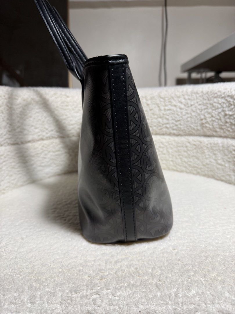Michael Kors Jodie Small (Category: Luxury Bags & Wallets) located in Manila. Submitted by pinkkitkat (Listing ID 1441144804, Image 2). Description: .