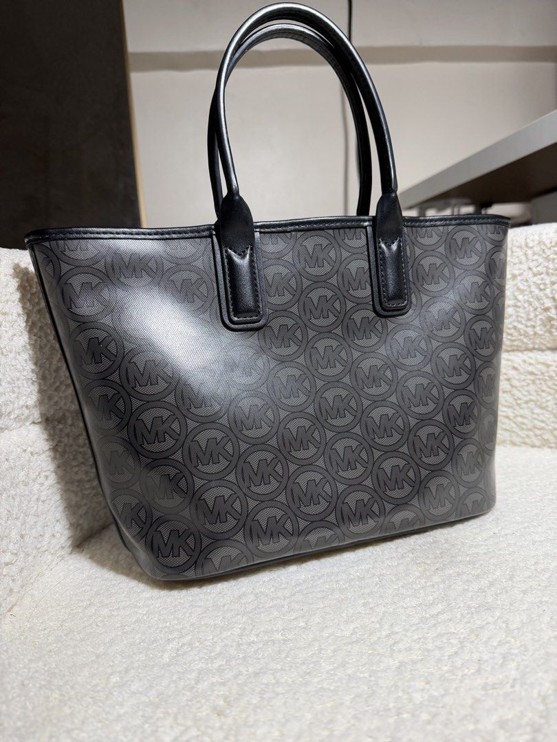 Michael Kors Jodie Small (Category: Luxury Bags & Wallets) located in Manila. Submitted by pinkkitkat (Listing ID 1441144804, Image 3). Description: .