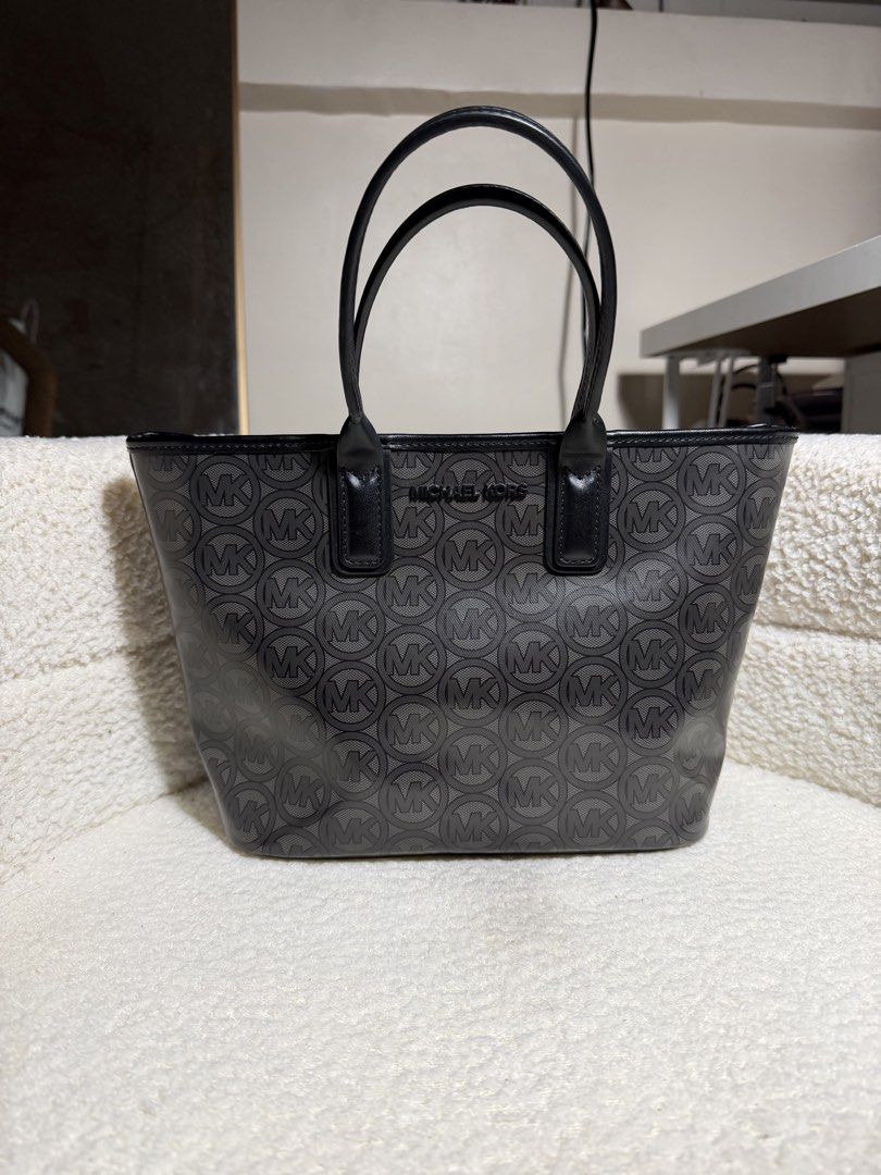 Michael Kors Jodie Small (Category: Luxury Bags & Wallets) located in Manila. Submitted by pinkkitkat (Listing ID 1441144804, Image 1). Description: .