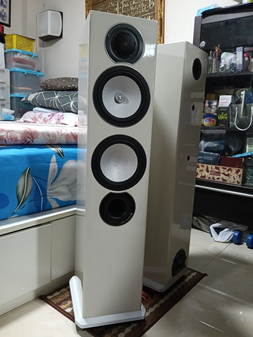 Monitor Audio Silver Floorstanding Speakers & Center Speaker