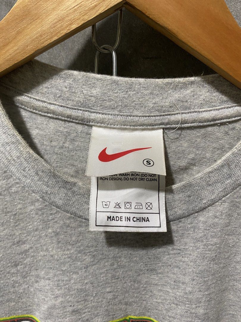 Nike "Keep On Dunking" Graphic T-Shirt Size S (Category: Tshirts & Polo Shirts ) located in Bansud. Submitted by vintagebynitram (Listing ID 1441067575, Image 2). Description: - Grey Nike T-shirt - Size: S - Front graphic: 'Keep On Dunking' with cartoon basketball players - Back graphic: 'THUNK!' - Material: Made in China - Ideal for: Casual wear.