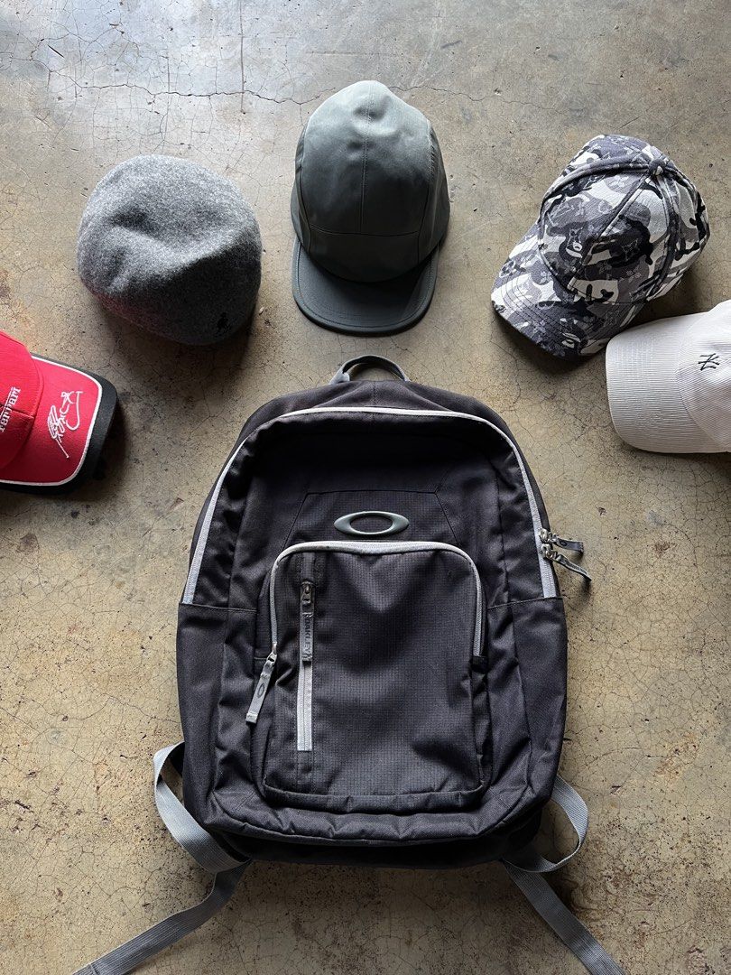 Oakley backpack/daypack (Category: Backpacks) located in Valencia. Submitted by hunterxthrifter (Listing ID 1441059575, Image 1). Description: Y2k/ Techwear Vibes Multiple Compartments Good Condition AUTHENTIC PIECE.