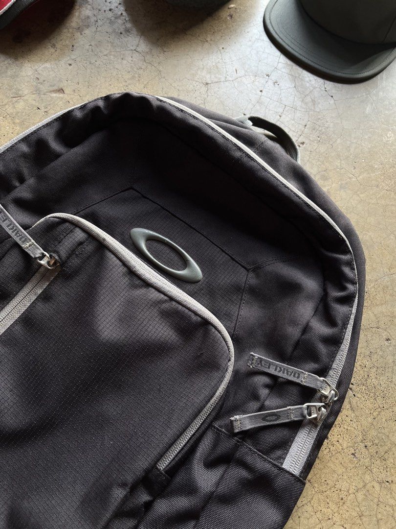 Oakley backpack/daypack (Category: Backpacks) located in Valencia. Submitted by hunterxthrifter (Listing ID 1441059575, Image 2). Description: Y2k/ Techwear Vibes Multiple Compartments Good Condition AUTHENTIC PIECE.