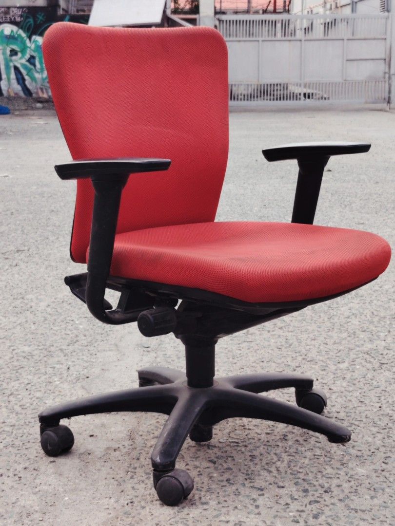Okamura Red Office Chair with Armrests (Category: Office Furniture & Fixtures) located in Valenzuela. Submitted by upcycle_things (Listing ID 1441064732, Image 3). Description: - Red Okamura office chair - Adjustable armrests - Swivels and height adjustable - Sturdy base with wheels - Minor signs of wear on seat and backrest - Ideal for home office or workspace.