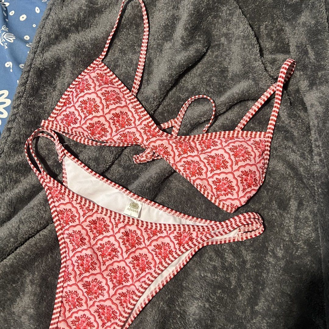 patterned swimsuit (Category: Bikinis & Swimsuits) located in Valenzuela. Submitted by ally.declutter (Listing ID 1441058062, Image 2). Description: - very flattering for small tits girlies (not for large tits) - haven’t use, sinukat lang - wrong size for me yung bottoms .