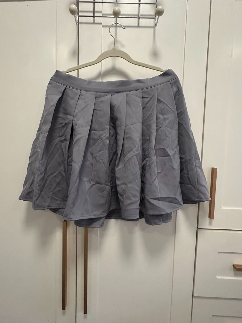 plus size - grey pleated mini skirt size (xl) (Category: Skirts) located in Muntinlupa City. Submitted by hello.fran (Listing ID 1441047882, Image 1). Description: 👗 about the item: - grey pleated mini skirt - size: 0XL - versatile: Great for casual wear or dressing up - easy to style with various tops and shoes - comfortable fit ✨ reason for selling: decluttering! just clearing out space in my closet. 💵 mode of payment: maribank/bpi/gcash 📦 s