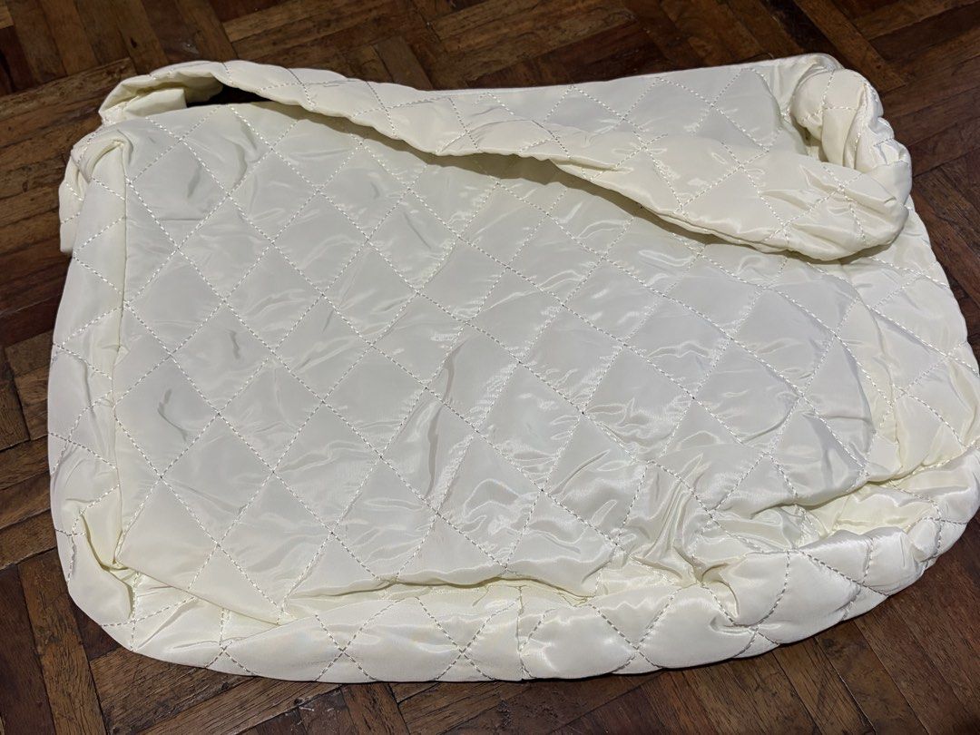 quilted puff shoulder bag (Category: Shoulder Bags) located in Las Pinas. Submitted by nylth (Listing ID 1440959265, Image 3). Description: - spacious main compartment - pink & off white - ₱150 each.