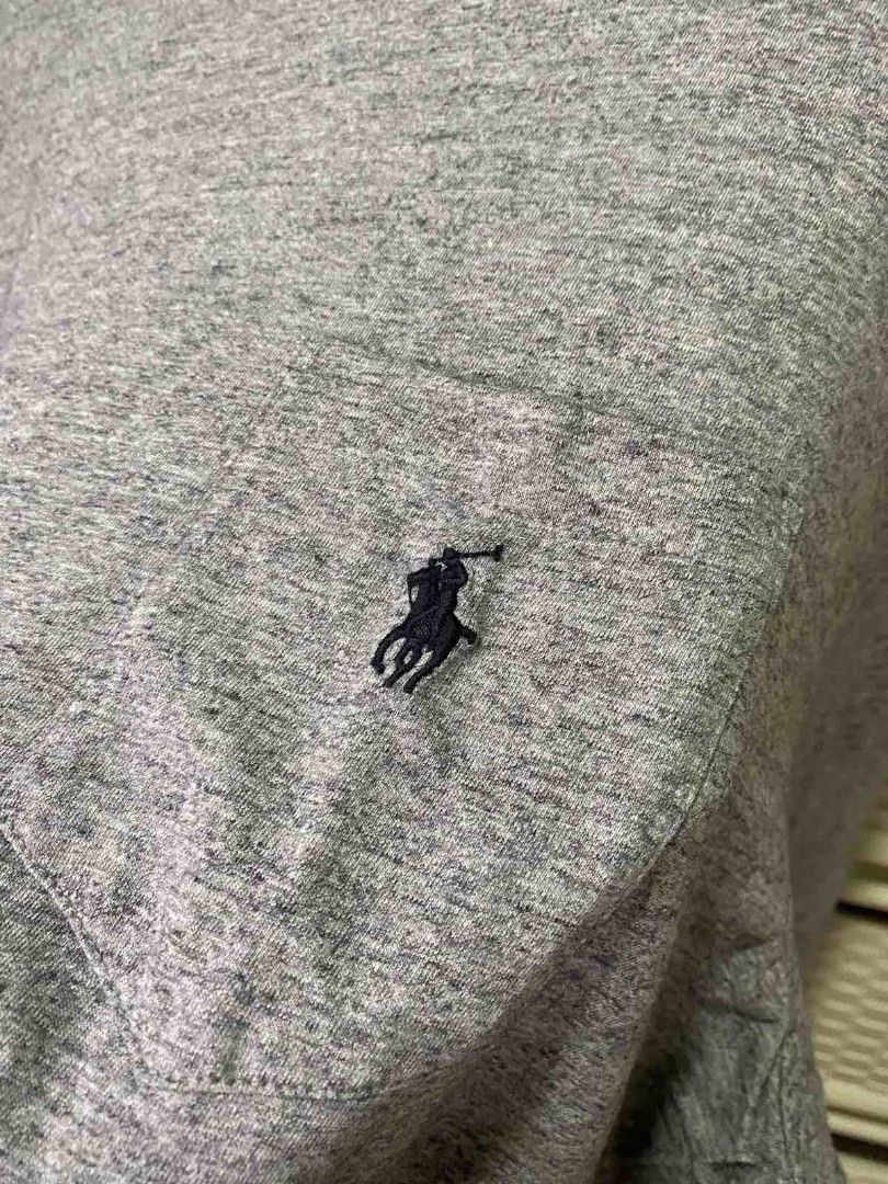 Ralph Lauren Small Pony with Pocket Gray (Category: Hoodies) located in Mexico. Submitted by jsg.10 (Listing ID 1441012139, Image 3). Description: Brand: Ralph Lauren Description: Long Sleeve Actual Dimensions Using Inches •Length - 31 •Width - 26 10/10 Color Rate and Condition Excellent Condition Delivery shoulder by (Buyer) Jnt..